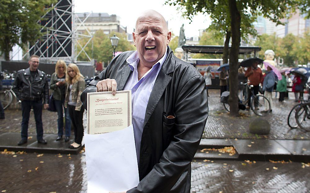 Henk Bres biedt dinsdag een petitie aan de Kamer aan.  Foto ANP