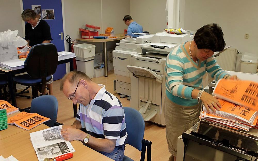 Ina en Rinus in Kado en kopieerwinkel ”De Firma" in Rijssen. Op de achtergrond Bernhard. De Firma is een initiatief van Siloah. Foto RD, Anton Dommerholt