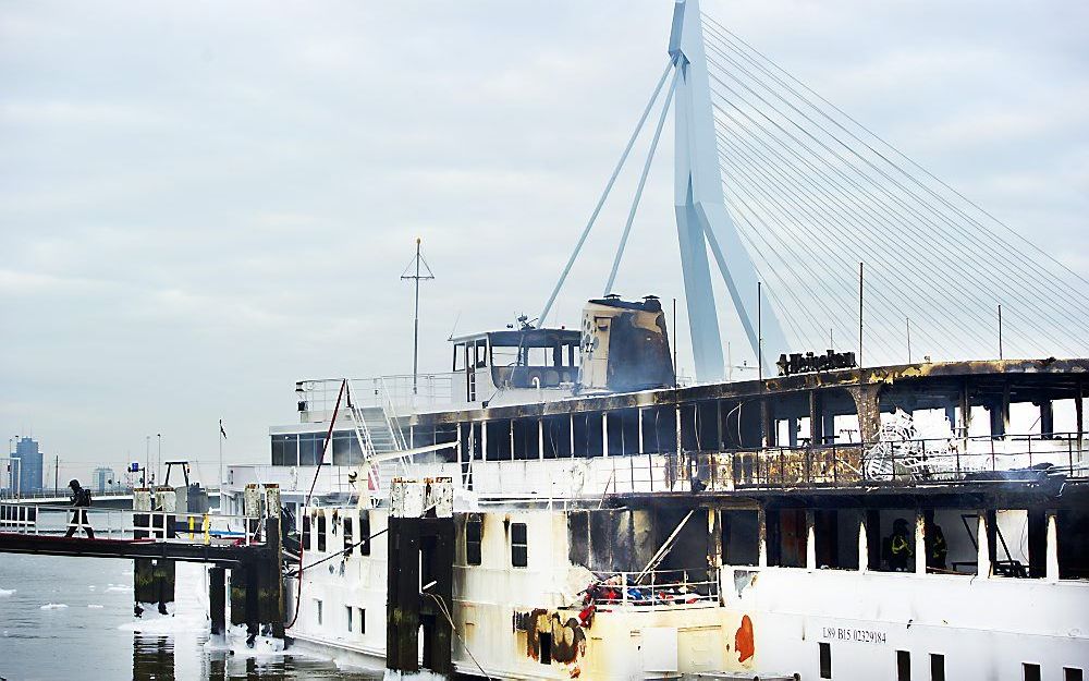 Het uitgebrande partyschip. Foto ANP