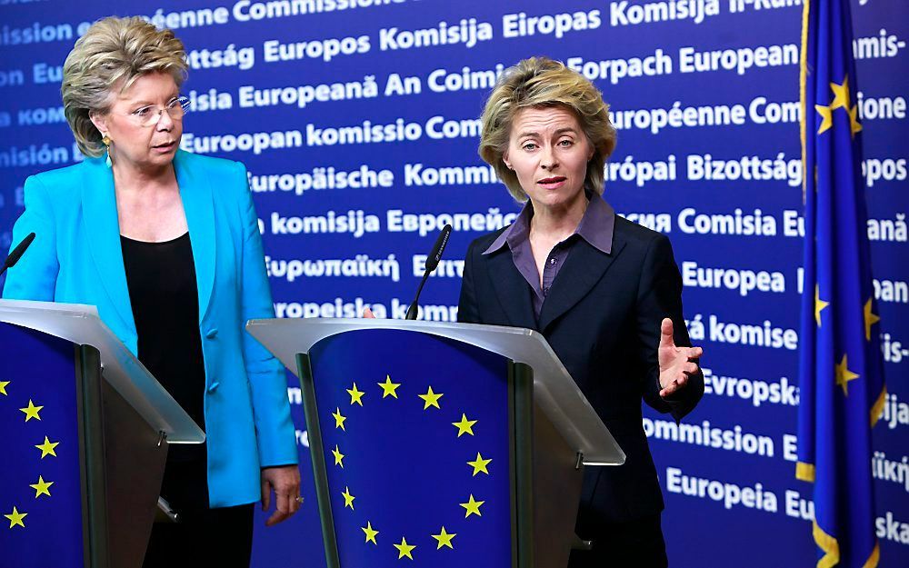 Van der Leyen (r.) met eurocommissaris Viviane Redin. Foto EPA