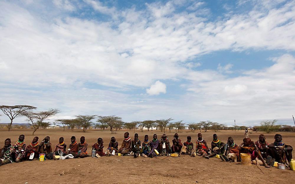 Turkanavrouwen wachten in Kaikor, in het noordwesten van Kenia, op de distributie van voedsel. In Afrika groeit de bevolking gestaag door. Foto EPA