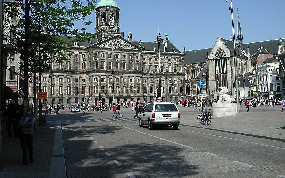 AMSTERDAM - De Dam in Amsterdam. Foto Wikimedia, P. H. Louw