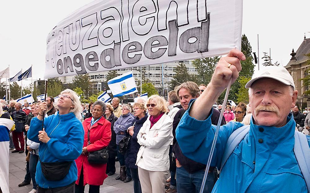 DEN HAAG – ”Houd Jeruzalem ongedeeld”, was het motto waaronder dinsdag naar schatting meer dan 2000 mensen bijeenkwamen in Den Haag. Ze luisterden naar enkele toespraken en hielden een mars door het Haagse centrum. De demonstranten vrezen voor de gevolgen