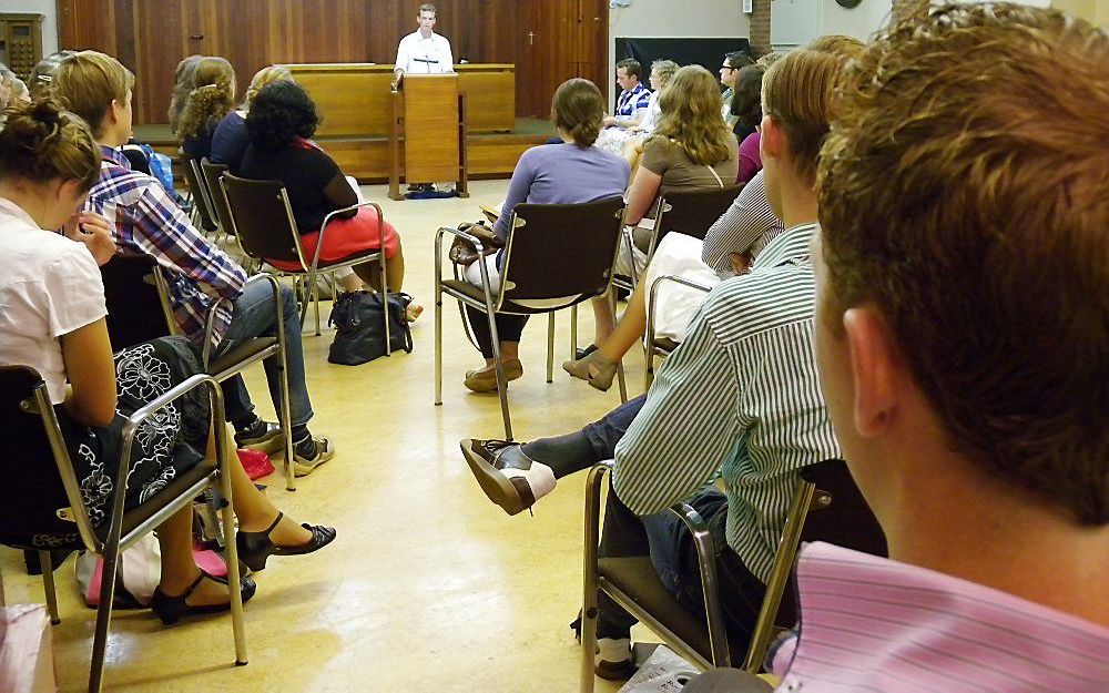 ROTTERDAM – De studentenkring van de Gereformeerde Gemeenten in Rotterdam trekt zo’n zeventig vaste bezoekers. Dinsdagavond was de openingsavond van het nieuwe seizoen, in een zaal van de Boezemsingelkerk. Foto RD