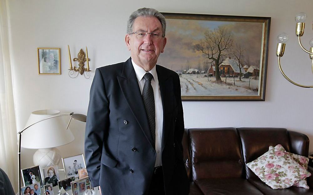 LEUSDEN – Ds. J. W. Verweij: „Ik heb het laatst nog gezegd: We mogen wel wat meer krediet op de Koning hebben.” De 74-jarige emeritus is vandaag veertig jaar predikant. Foto RD, Anton Dommerholt