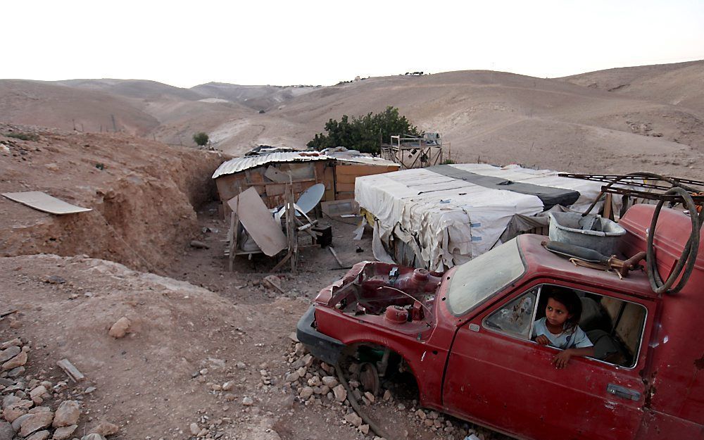 MAALE ADUMIM – Dit bedoeïenkind lijkt onwetend van de politieke conflicten die zich in haar omgeving afspelen. De hutten van de familie staan maar 5 kilometer van Jeruzalem en bevinden zich op korte afstand van de Israëlische nederzetting Maale Adumim. Di