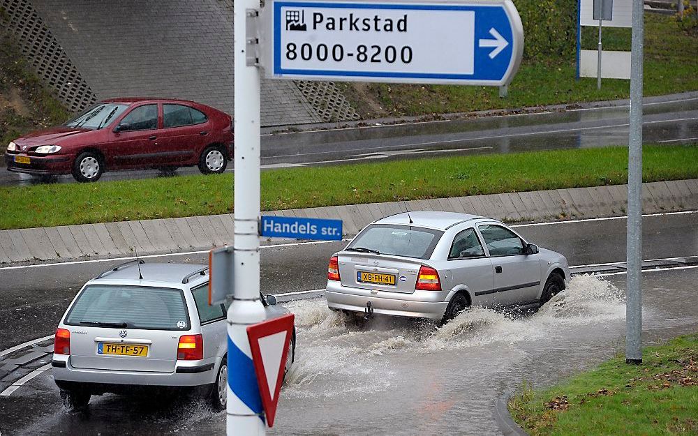 Veel regen en lage temperaturen zeggen nog niet veel over het klimaat. Foto ANP