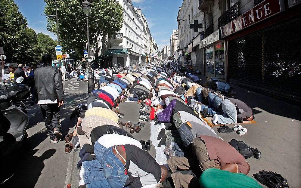 Moslims bidden op straat in Parijs. Foto EPA