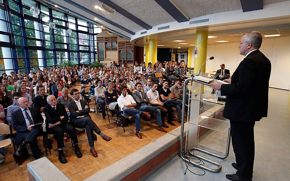 In het gebouw van Driestar Educatief in Gouda houdt de werkgroep voor studenten van de Gereformeerde Gemeenten sinds gisteren een tweedaagse zomer­conferentie. Thema is dit jaar ”Geroepen”. Foto Martin Droog