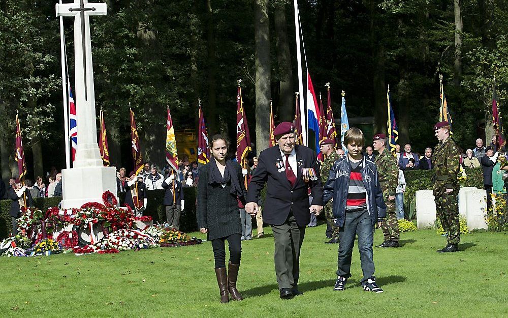 Veteranen en kinderen leggen bloemen tijdens de herdenkingsdienst op de Airborne begraaplaats in Oosterbeek. Dit weekend is voor de 67e maal de Slag om Arnhem herdacht. Foto ANP