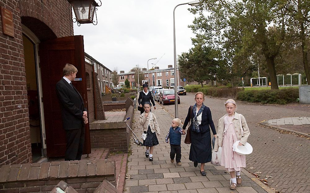 Bezoekers arriveren bij de Beth-Elkerk in Katwijk, waar zaterdag­middag een zendingsmiddag werd georganiseerd door de Werkgroep Bollenstreek van Bonisa Zending. Foto Henk Bouwman