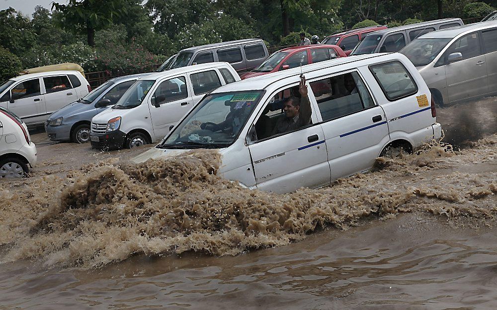 Zware regenval zorgt voor overstroming in New Delhi.  Foto EPA