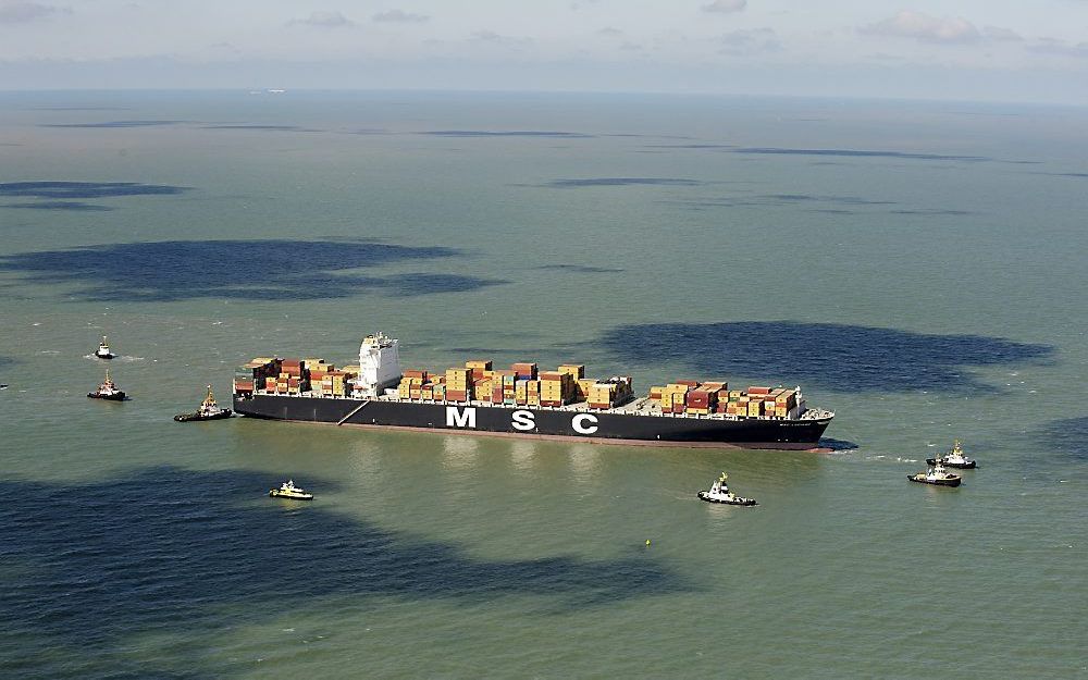 Containerschip uren vast op Westerschelde.  Foto ANP