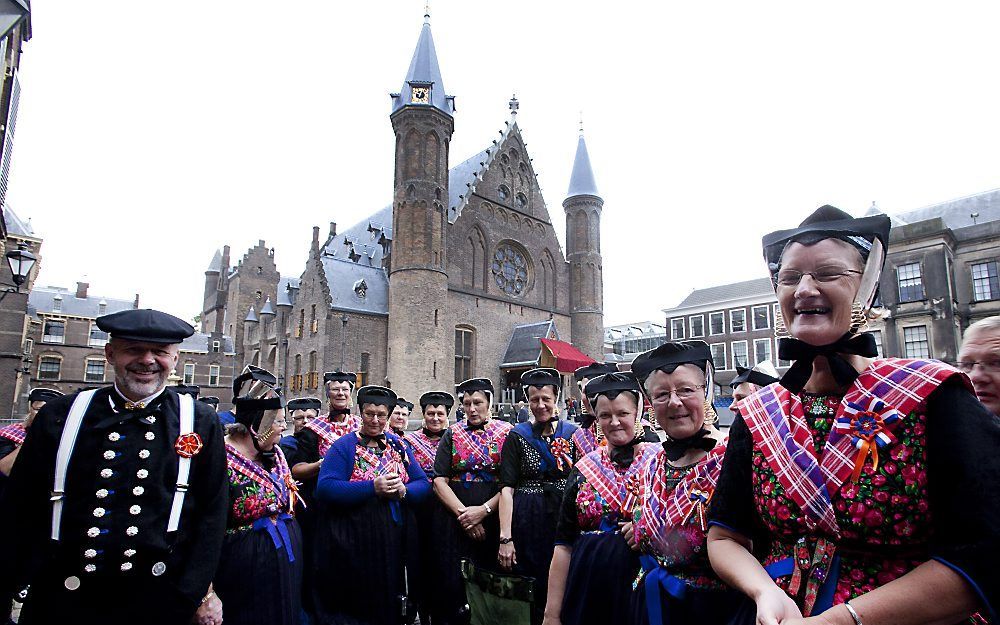 DEN HAAG – Oranjefans stonden vanochtend in alle vroegte te wachten op de komst van de gouden koets, met daarin de koninklijke familie. Zoals elk jaar zijn ook de Staphorsters van de partij. Zolang het wachten is op de koningin, oogsten ze veel bekijks me