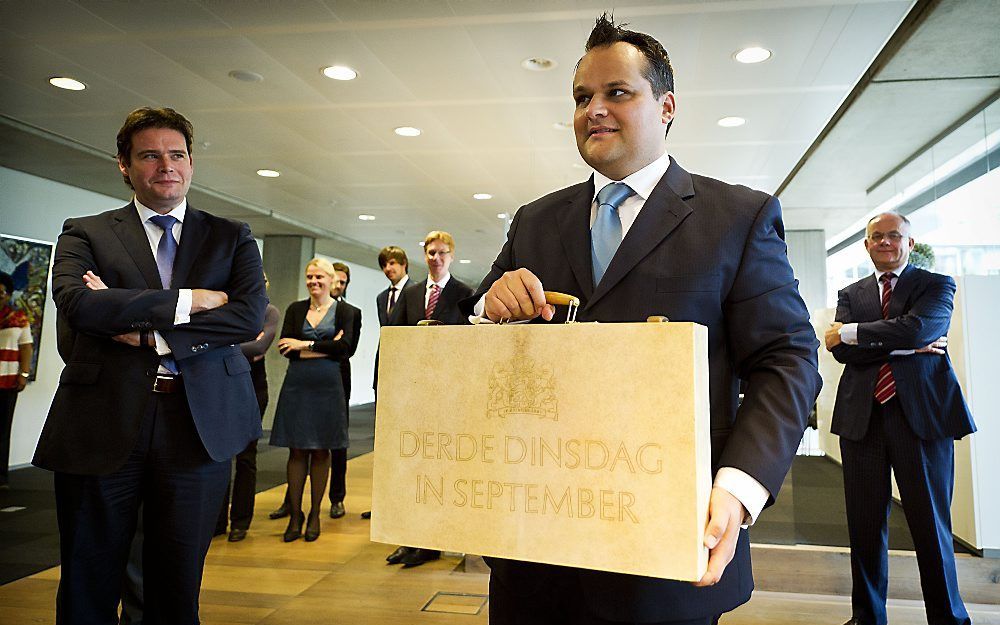 Minister van Financien Jan Kees de Jager pakt op Prinsjesdag zijn miljoenenkoffertje op het ministerie van Financien, dat hij later op de dag aan de Tweede Kamer zal presenteren. Foto ANP