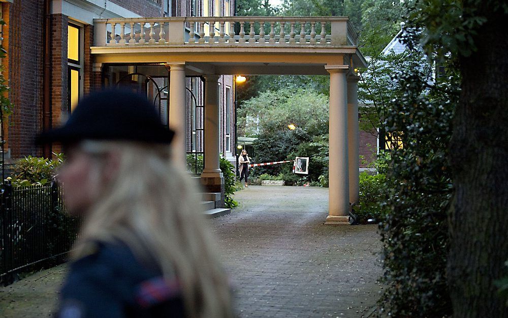 Politie verricht dinsdag onderzoek achter het kantoor van vakbond CNV in Den Haag. Foto ANP