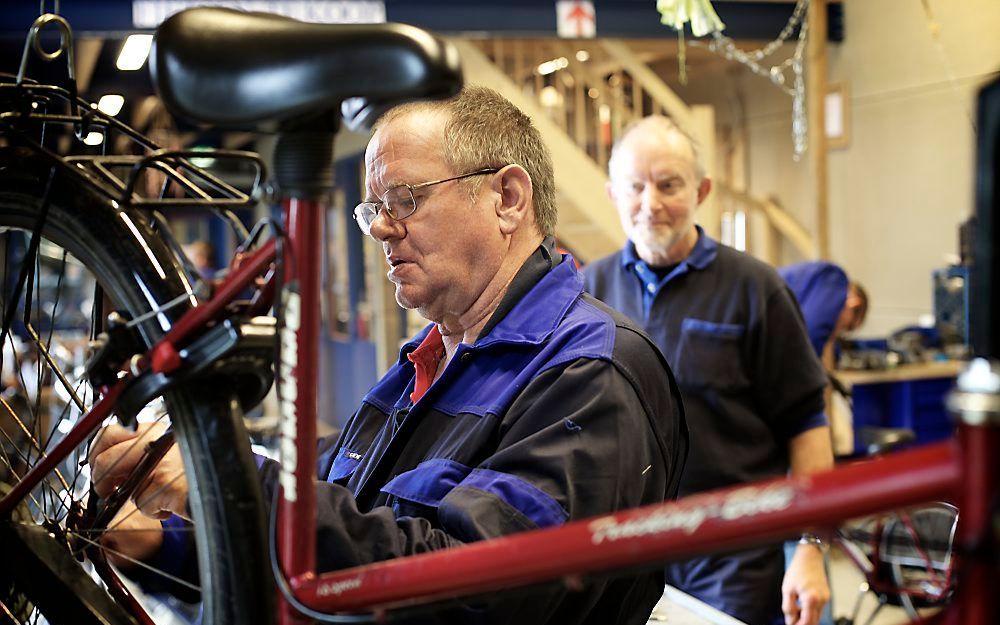 Henk verwisselt het liefst fietsbanden. Foto Sjaak Verboom