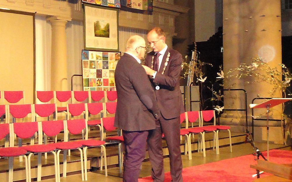 Jos van der Kooy ontvangt zijn onderscheiding. Foto Marian Jaspers Fayer