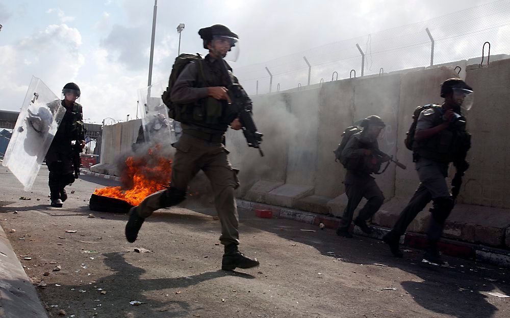 Het Israëlische leger heeft een Palestijn doodgeschoten tijdens rellen die ontstonden toen Joodse kolonisten een dorp aanvielen. Foto EPA