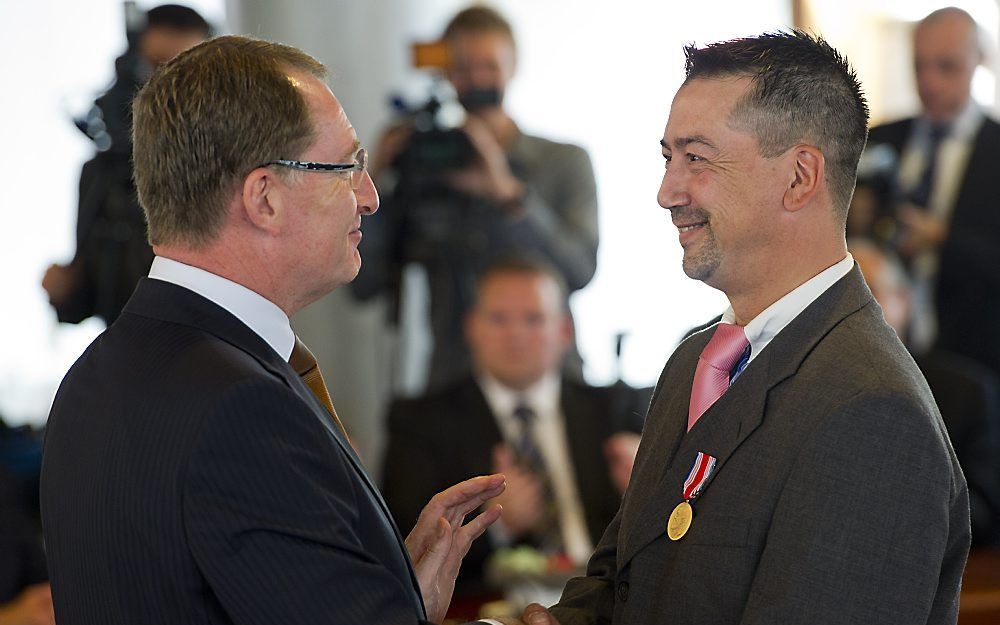 Adger van Zanten (r.) is een van de tien burgers die vrijdag in Alphen aan den Rijn zijn onderscheiden door het Carnegie Heldenfonds. Ze toonden zich moedig tijdens de schietpartij in winkelcentrum De Ridderhof, waarbij Tristan van der V. zes mensen en zi