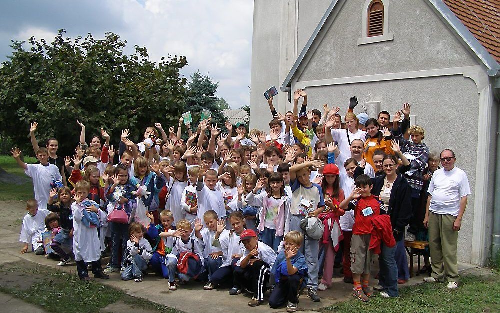 Kinderwerk Oost-Europa Nederland (KOEN) viert zaterdag in het Gelderse Staverden haar 25-jarig jubileum. Foto: Een groepsfoto bij de afsluiting van een vakantiebijbelweek in Servië. Foto KOEN