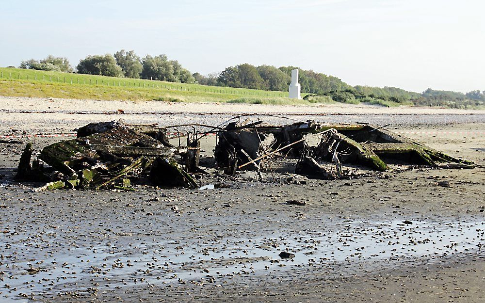 Op het strand bij Ritthem is een betonnen caisson ontploft. Foto ANP