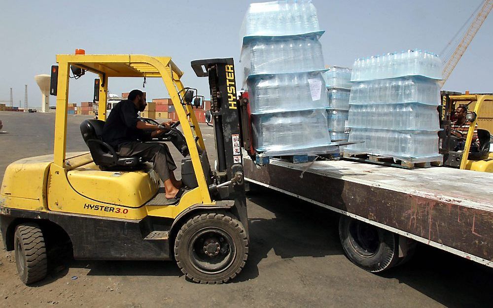 Water van de VN voor inwoners van Tripoli. Foto EPA