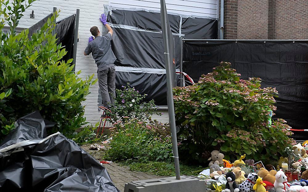 Het onderzoek in en rond de woning in Geleen waar de politie drie babylichaampjes vond. Foto ANP