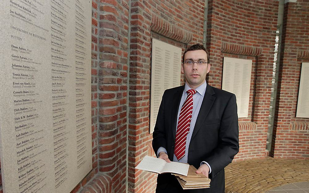 Theoloog Martin Mudde bij het monument voor de slachtoffers van de razzia van oktober 1944 in Putten. Foto RD, Anton Dommerholt