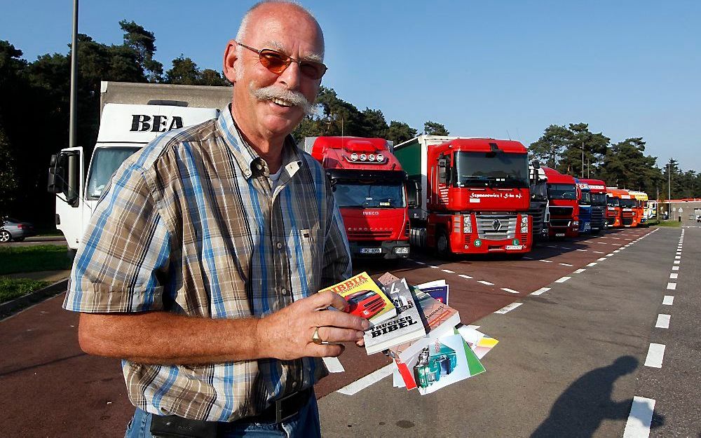 VELDHOVEN – Het Chauffeurs Evangelisatieteam Holland is een netwerk van circa 300 christenchauffeurs die traktaten verspreiden, gesprekken voeren en financiële hulp verlenen, zegt Martien Stam, evangelist voor Chauffeurs Evangelisatieteam Holland. Foto Be