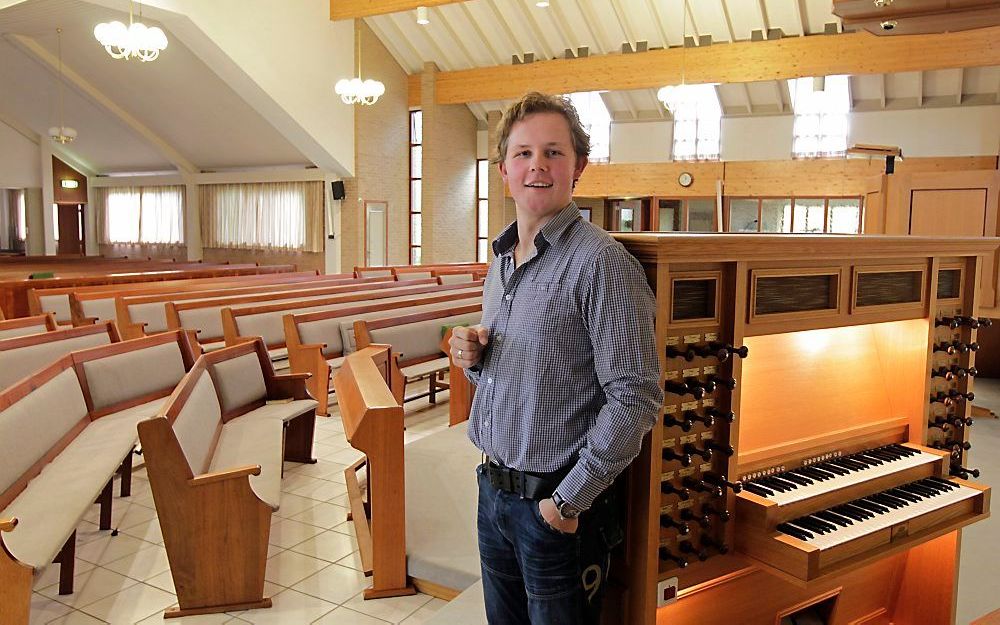 Dirk Jan Versluis bij 'zijn' orgel in de gereformeerde gemeente in Stolwijk. Foto RD, Anton Dommerholt