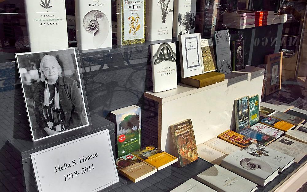 Een boekhandel in Amsterdam heeft de etalage ingericht met boeken van de donderdag overleden schrijfster Hella Haasse.  Foto ANP