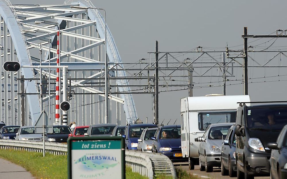 Wegwerk zit strandverkeer dwars, achttien km file.  Foto ANP