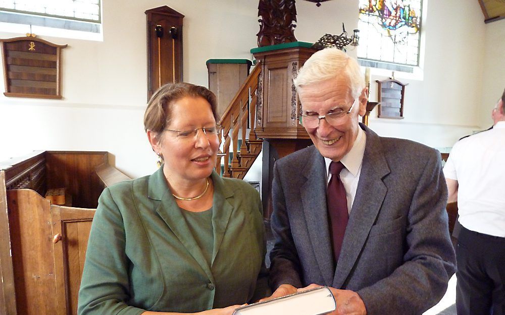 ds. Susanne Freytag, president van de evangelisch-lutherse synode in de Protestantse Kerk en prof. dr. J. P. Boendermaker met het boek ”Lutheranen in de Lage Landen". Foto Jan van Reenen