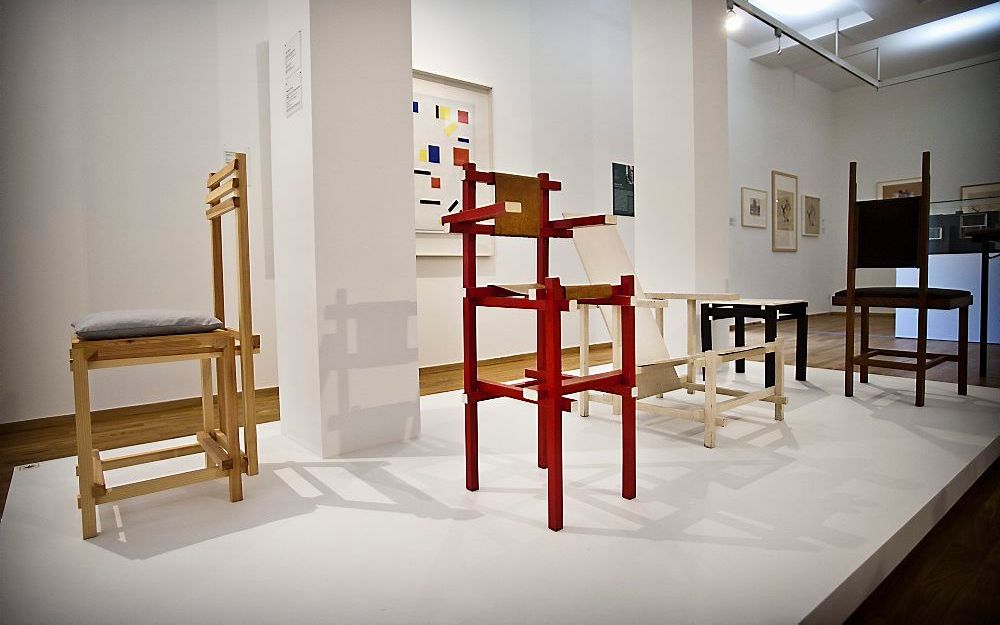 De stoelen van Gerrit Rietveld in de tentoonstelling ”Mondriaan & De Stijl". Foto RD, Henk Visscher