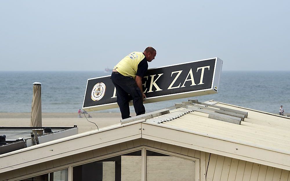 Voor de strandtenten zit het seizoen erop. Foto ANP