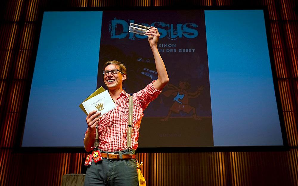 Simon van der Geest ontvangt dinsdagavond de Gouden Griffel tijdens het Kinderboekenbal. Foto ANP