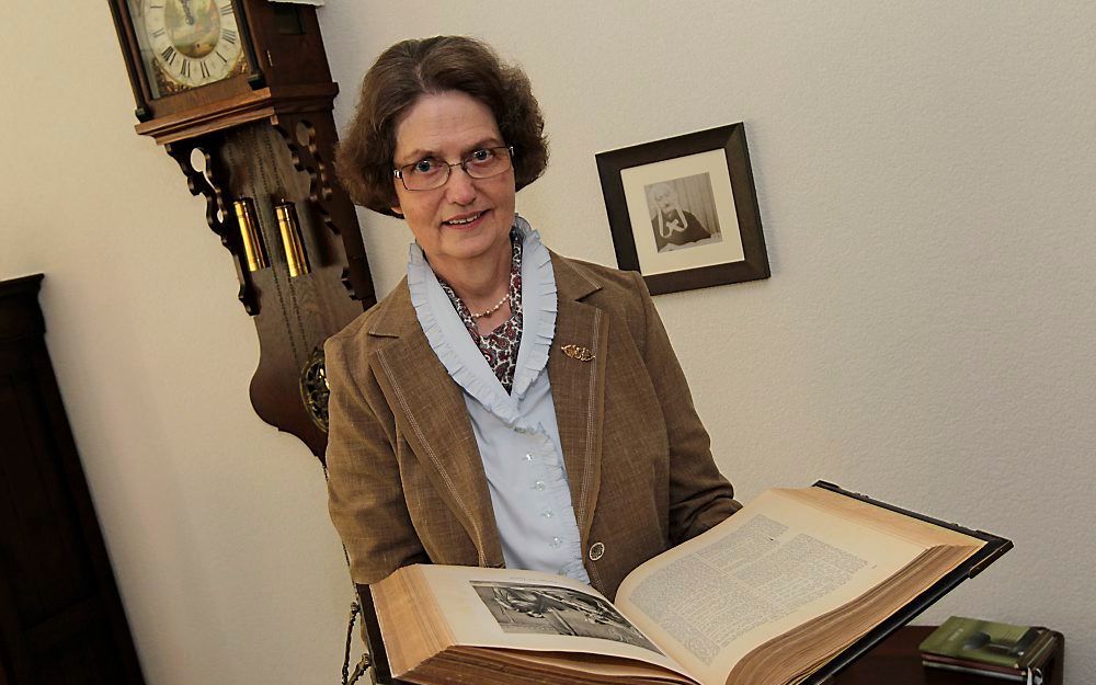 Nelly Heijkamp-van der Laan kreeg een stukgelezen Bijbel van haar grootmoeder (inzet). „Ze zat altijd te lezen.” Foto RD, Anton Dommerholt