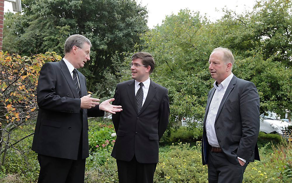 Ds. P. Mulder, ds. M. Klaassen en C. van Vianen (v.l.n.r.) in gesprek over kerkverlating. Foto RD, Anton Dommerholt