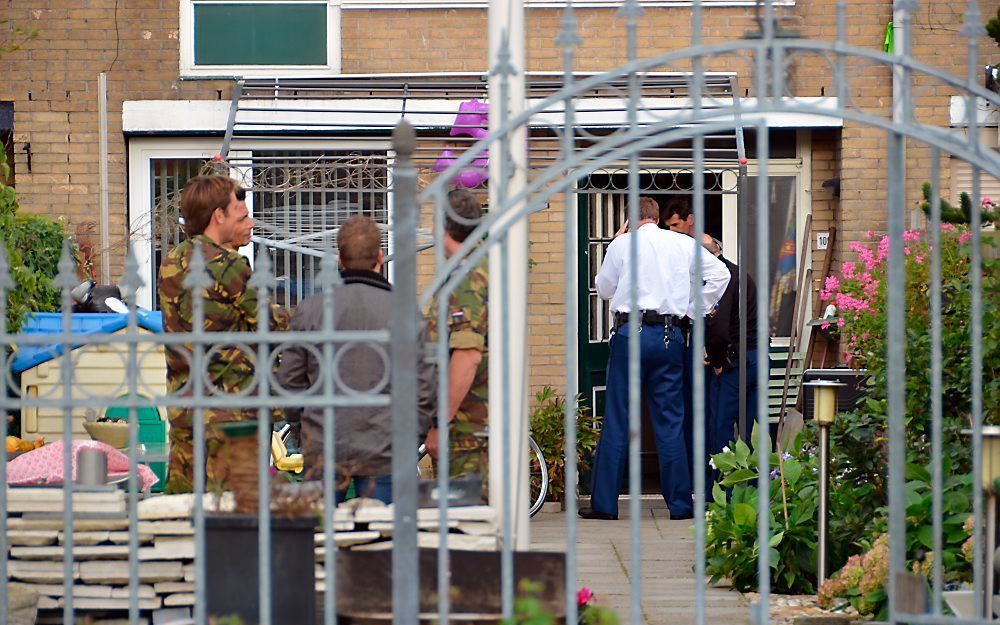 De politie heeft donderdag aan het begin van de avond een inval gedaan in een woning in het Zeeuwse Oost-Souburg. Er zijn drie verdachten aangehouden. Foto ANP