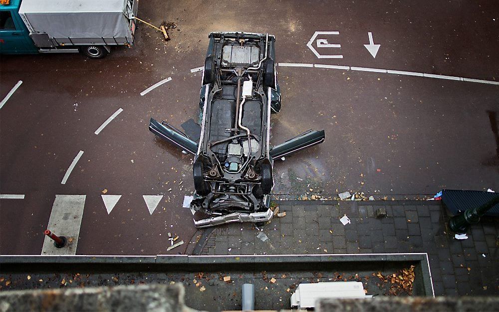 Een 44-jarige man uit Oegstgeest is vrijdag in Leiden ernstig gewond geraakt nadat hij dwars door de muur van een parkeergarage aan de Middelstegracht reed. Foto ANP