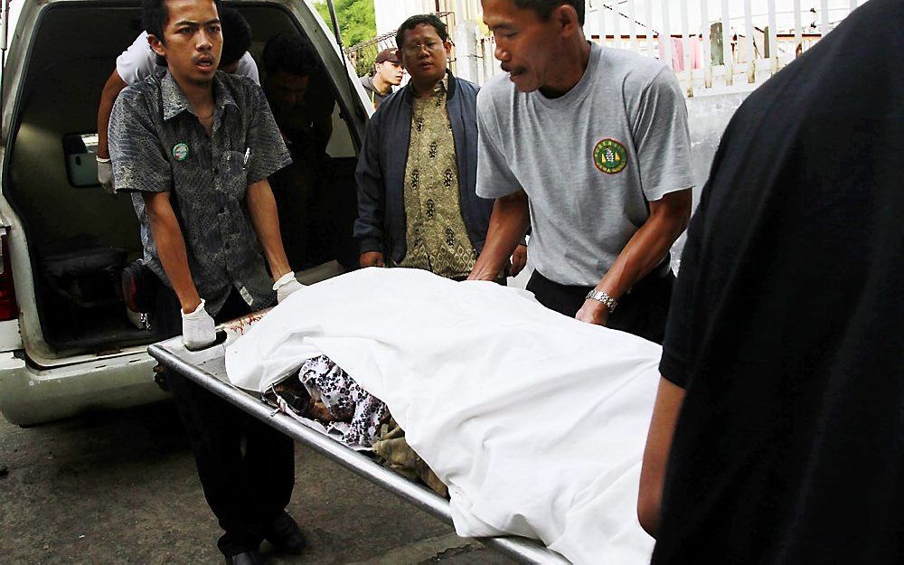 Een overledene wordt naar een ziekenhuis in Bandung gebracht. Foto EPA