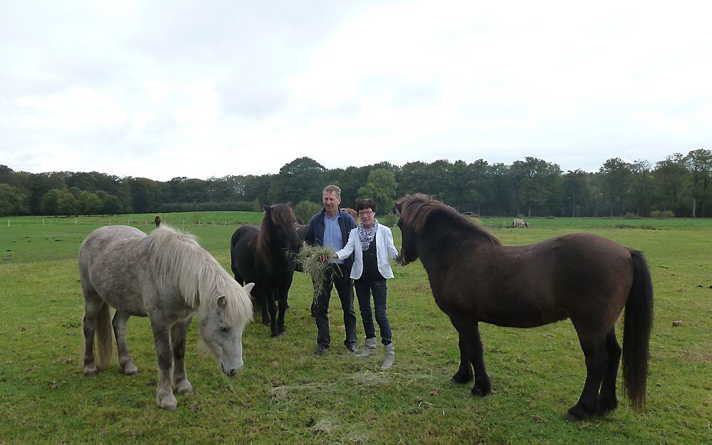 Boer Gijs en boerin Ans Evers uit Baarn moeten van Staatsbosbeheer het paardenpension wegdoen. Foto Marie Verheij