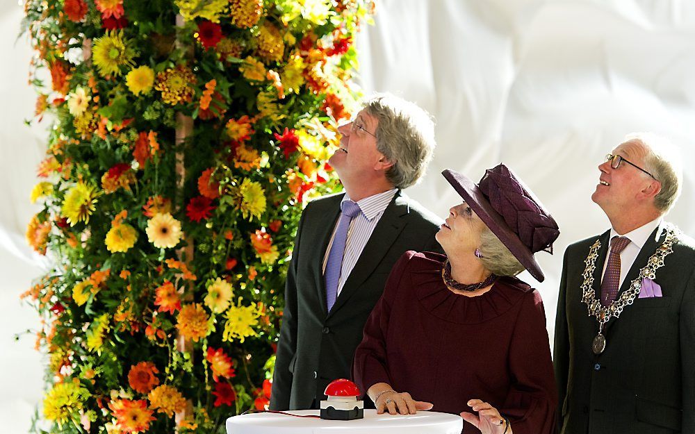 Koningin Beatrix onthult de gerestaureerde gewelfschilderingen in het dak van de Grote Sint Laurenskerk in Alkmaar.  Foto ANP