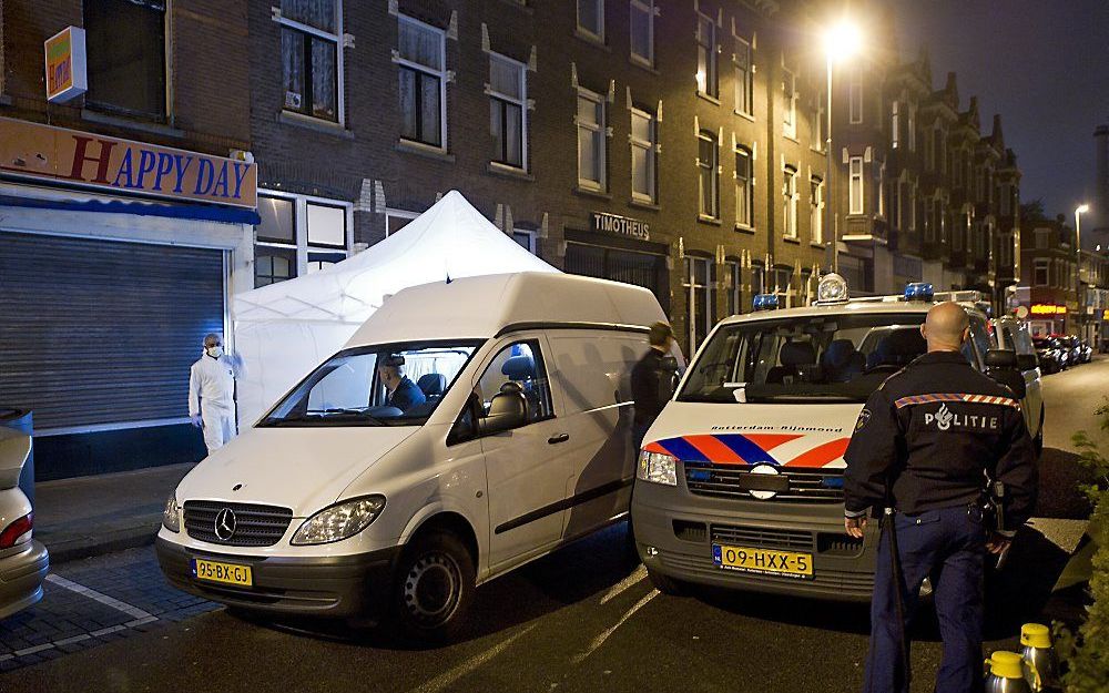 Politieagenten doen onderzoek in een huis aan de Boergoenestraat in Rotterdam, waar vermoedelijk het lichaam is gevonden van de 10-jarige Jennefer van Oostende. Foto ANP