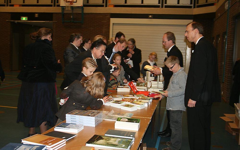 De jaarlijkse toogdag van de Gereformeerde Bijbelstichting, zaterdag gehouden in de Rehobothkerk te Barneveld, werd bezocht door ongeveer 1800 mensen. Foto: lunchtijd. Foto RD