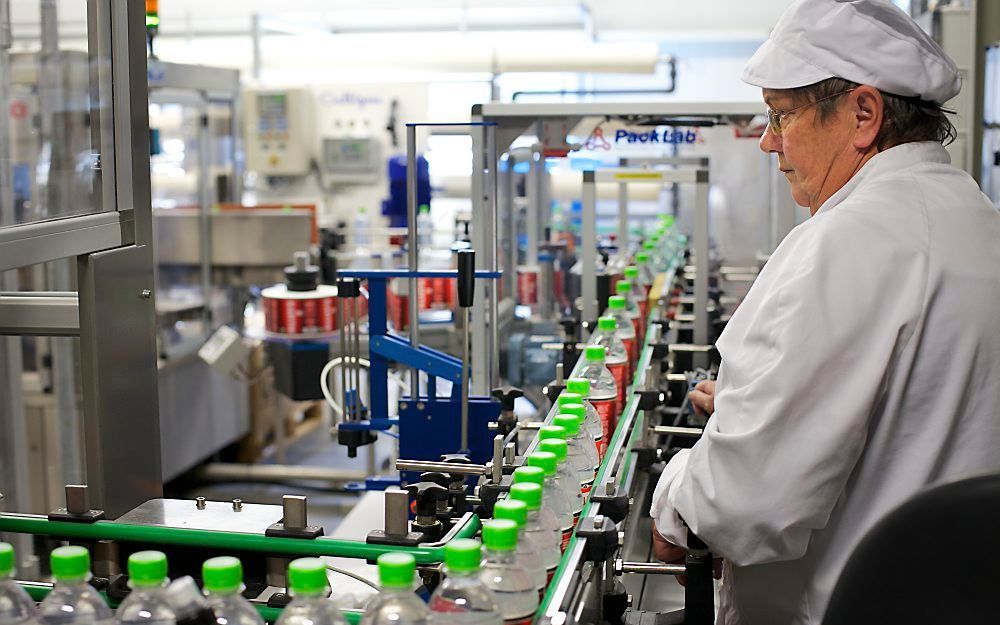 ANLOO – In de fabriekshal van Bottelarij het Hunzedal worden waterflessen van 18,9 liter schoongemaakt en opnieuw gevuld met mineraalwater. Manager Spiekerman. „Je wilt niet weten wat voor soorten vuil je in gebruikte flessen aantreft. Verf, benzine, we k