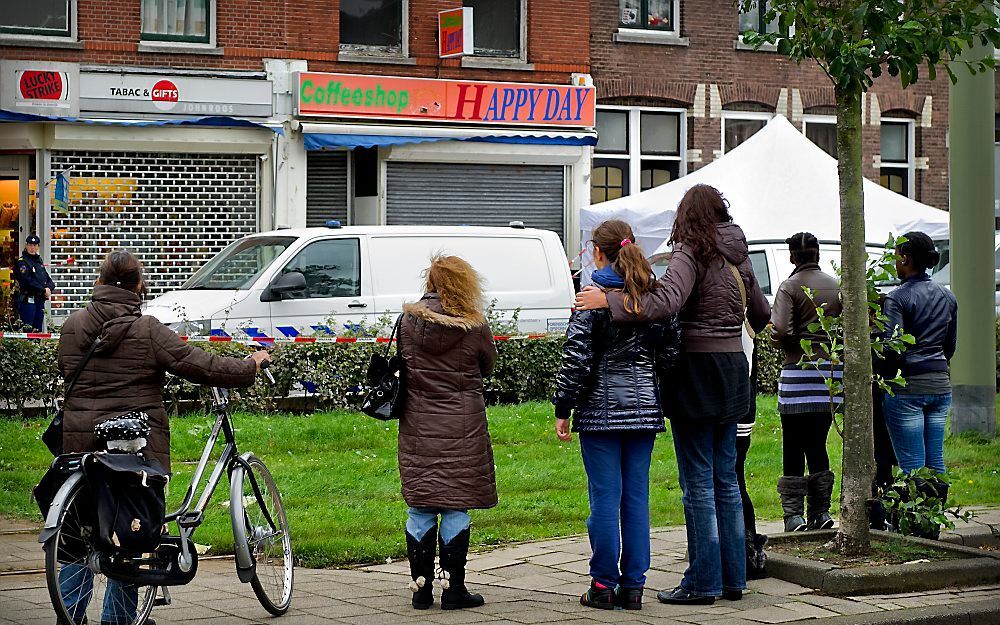 Buurtbewoners kijken maandag naar het onderzoek in de Rotterdamse Boergoenestraat. Foto ANP