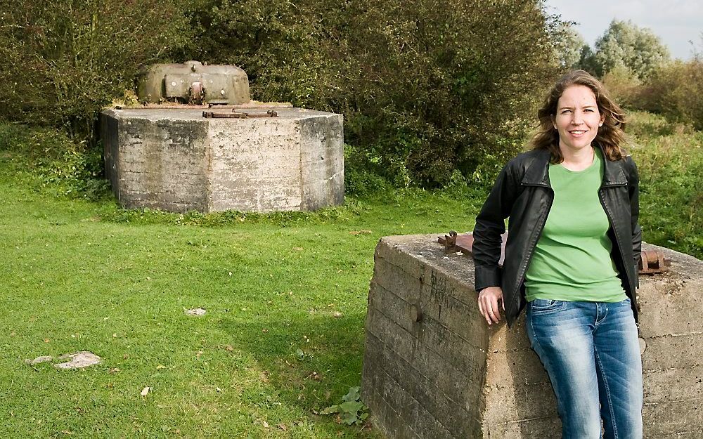 Petra Frans zet zich in voor behoud van restanten van de IJssellinie uit de Koude Oorlog, zoals deze geschutsstelling bij Arnhem. Foto RD