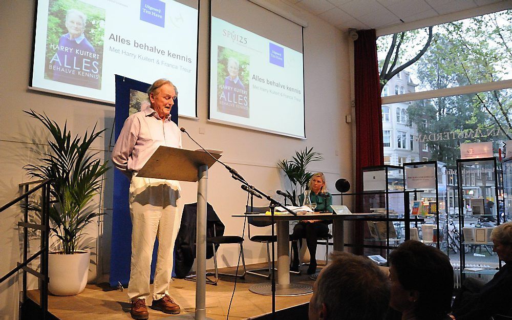 Prof. Kuitert (l.) presenteerde maandag in Amsterdam zijn nieuwe boek ”Alles behalve kennis”, romanschrijfster Franca Treur luisterde toe. Foto Ronald Bakker